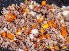 Poucas pessoas conhecem este truque: por que fritam a carne moída primeiro e só depois adicionam a cebola?