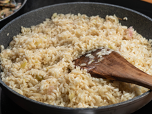 Os chefs concordam: "Tostar os grãos de arroz com manteiga ou azeite antes de adicionar água realça o seu sabor"