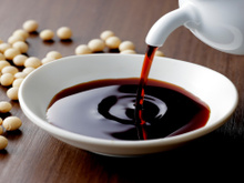 Muito além do sushi: 5 formas inesperadas de usar shoyu na cozinha do dia a dia