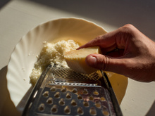 Aprenda como ralar queijo mole com um truque simples e SUPERFÁCIL!