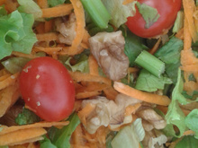 Salada delícia com nozes