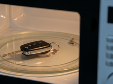 O truque antifurto mais inesperado: segundo a ciência, você deve colocar a chave do seu carro no micro-ondas!