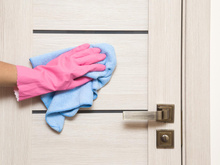 Como limpar portas internas e externas de casa: truques e etapas indispensáveis para a limpeza de acordo com o tipo de porta