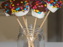 Pirulito de marshmallow com chocolate