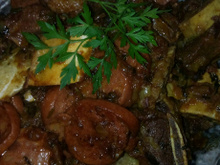 Costela de boi cozida com cebola