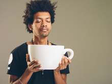 5 erros mais comuns ao beber café podem afetar o coração, a digestão, o sono e até a absorção de nutrientes, comprovados pela ciência