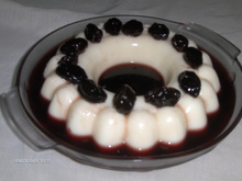 Manjar de coco com calda de vinho