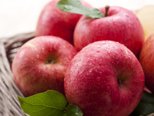 É verdade que a maçã ajuda a limpar os dentes?