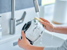 Cafeteira suja nunca mais! Use esse ingrediente caseiro no reservatório para garantir um café sem impurezas