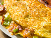Um truque simples que transforma qualquer omelete simples em uma omelete macia, espessa