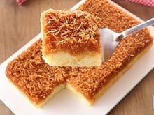 Sem farinha de trigo, nem lactose: bolo de cocada de mandioca cremoso e molhadinho é perfeito para uma sobremesa especial