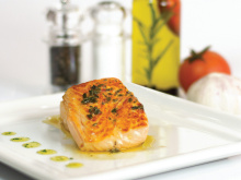Salmão com molho de manteiga e alcaparras