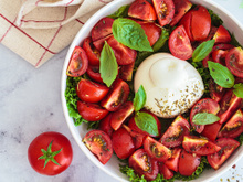 Essa salada de tomate prova que o simples bem feito pode mudar completamente o sabor do seu almoço