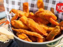 Palito de batata-doce com crosta de parmesão feito na airfryer é o petisco crocante e saudável que você vai se apaixonar