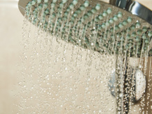 Tava saindo pouca água do chuveiro e descobri que só estava sujo: veja como ele volta a funcionar como um novo