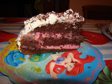 Bolo de chocolate com recheio de morango