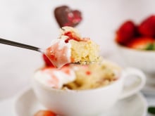 Pronto em 2 minutos: bolo de morango na caneca rápido e delicioso sem forno e sem complicação