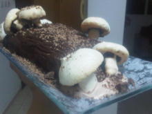 Tronco de chocolate com cogumelos de suspiro