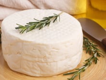 Como fazer queijo caseiro: confira 2 receitas práticas