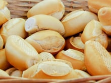 Nunca guarde o pão francês na bancada ou na geladeira: armazene dessa forma se quiser que ele dure muito mais