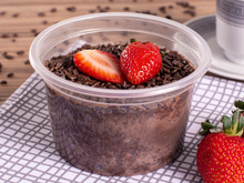 Teve um dia ruim? Uma fatia desse bolo de brigadeiro belga com morango e você esquecerá todos os seus problemas