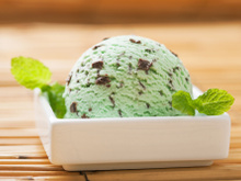 Sorvete de chocolate com menta caseiro: até quem não gosta desse sabor vai se apaixonar depois de provar essa receita