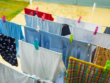 Roupa molhada por muito tempo fica com mau cheiro? Especialista explica o problema e TudoGostoso revela como resolver