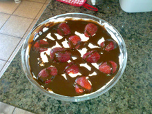 Brigadeiro com morangos e chantily