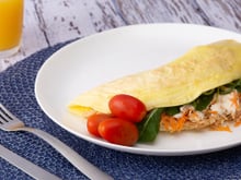 Essa crepioca recheada com frango e cottage salva o almoço em 10 minutos