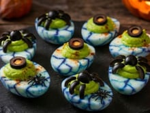 Ovos cozidos de Halloween: divertidos, proteicos e assustadoramente deliciosos