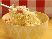 MACARRÃO INSTANTÂNEO À CARBONARA