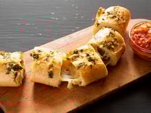 Pão de alho recheado caseiro: receita de vó deixa a massa muito fofinha e saborosa