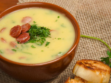 Um clássico dos dias frios na minha casa: caldo de mandioquinha com linguiça defumada é a janta quentinha que todo mundo vai amar!