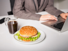 Estudo brasileiro mostra que alimentação saudável reduz risco de burnout (até mesmo em profissionais da saúde!)