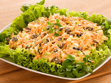 Salada de vegetais com uvas-passas