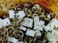 Miojo com queijo coalho e pimenta-do-reino