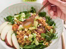 Minha avó só usa 4 ingredientes para fazer o melhor molho de salada do mundo que faz até as crianças devorarem vegetais