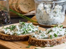 Essa pastinha de ricota caseira não pode faltar no meu café da manhã: temperadinha e fácil de fazer, combina com tudo