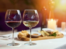 Como harmonizar vinho tinto, branco e rosé: descubra qual combina melhor com cada alimento