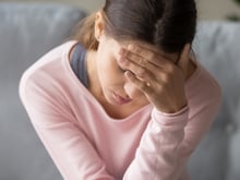 Sofre de enxaqueca? Fuja desses alimentos que podem provocar uma crise (e veja o que comer para aliviar a dor)