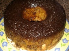 Bolo de laranja delicioso com calda de chocolate