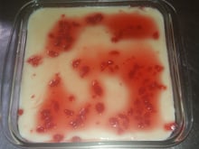 Manjar com calda de cereja