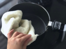 Nem detergente, nem sabão neutro: o melhor truque para remover gordura endurecida da airfryer sem esforço