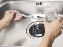 Como desentupir a pia da cozinha: 3 dicas simples