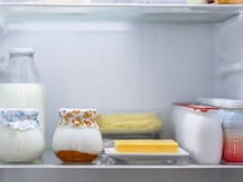 Você está armazenando o leite no lugar errado: descubra onde guardar a bebida na geladeira para conservá-la por mais tempo