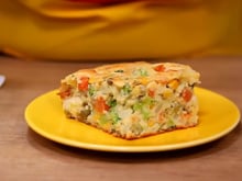 Só tinha sobras em casa e fiz essa torta salgada deliciosa para o lanche: massa fofinha fica boa com qualquer recheio que tiver na geladeira