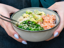 Poke de salmão é a comida do verão que você precisa aprender a fazer em casa e parar de gastar uma fortuna com delivery!
