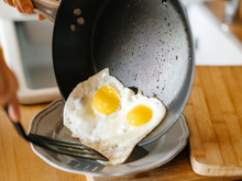 A magia de um café da manhã sem ovos grudados na frigideira: descubra truque infalível
