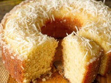 Sem lactose e sem glúten: esse bolo de coco fofinho é o melhor que já provei e cabe na dieta