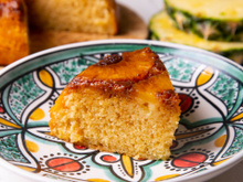 Bolo de abacaxi fofinho e leve para adoçar o seu dia da maneira mais fácil possível